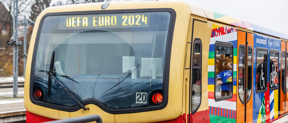 Ein S-Bahn-Zug der Baureihe 481 im EM-Design fährt am S-Bahnhof Olympiastadion ab. Der Zug mit dem Schriftzug: „UEFA Euro 2024“ wird vorgestellt.