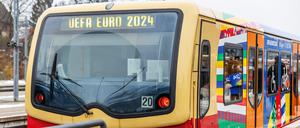 Ein S-Bahn-Zug der Baureihe 481 im EM-Design fährt am S-Bahnhof Olympiastadion ab. Der Zug mit dem Schriftzug: „UEFA Euro 2024“ wird vorgestellt.