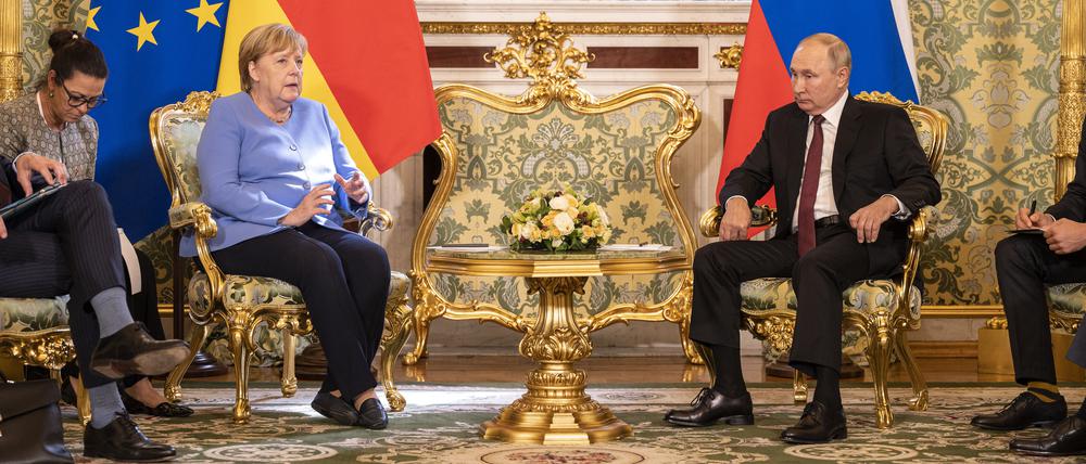Bundeskanzlerin Angela Merkel und der russische Präsident Wladimir Putin zu Beginn ihres Treffens im Kreml 2021.