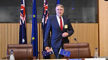 EU-Handelsvertreter Bernd Lange bei einem Besuch im australischen Parlament 2022.