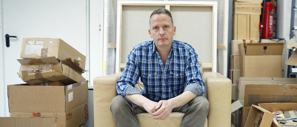 Der Maler Norbert Bisky in seinem Atelier während eines Interviews mit der Deutschen Presse-Agentur.