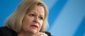 Bundesinnenministerin Nancy Faeser (SPD) spricht nach einer Sitzung des Bundeskabinetts (Archivbild).