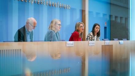 Bundespressekonferenz des Deutschen Ethikrats: Armin Grunwald, Kerstin Schlögl-Flierl und Alena Buyx.