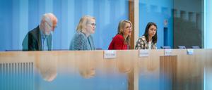 Bundespressekonferenz des Deutschen Ethikrats: Armin Grunwald, Kerstin Schlögl-Flierl und Alena Buyx.