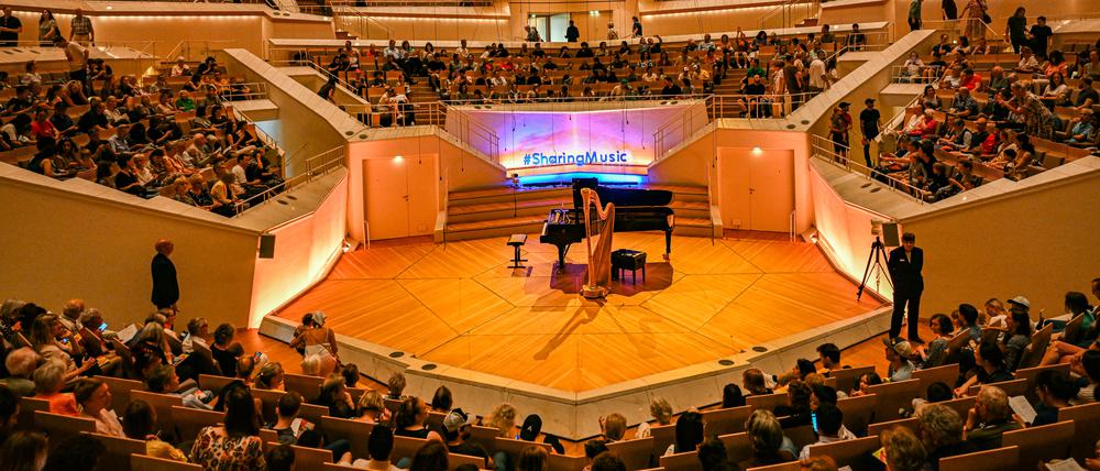 Entertainment Bilder des Tages Tag der offenen Tuer in der Philharmonie Berlin ** NUR FUeR REDAKTIONELLE ZWECKE ** EDITORIAL USE ONLY **<p>Tag der offenen Tuer in der Philharmonie Berlin, fotografiert am 26.05.2024 in Berlin. Deutschland Berlin Berlin Copyright: MaurizioxGambarini *** Open Day at the Philharmonie Berlin FOR EDITORIAL PURPOSES ONLY EDITORIAL USE ONLY p Open Day at the Philharmonie Berlin, photographed on 26 05 2024 in Berlin Germany Berlin Berlin Copyright MaurizioxGambarini Copyright: MaurizioxGambarini doc7vlgl5polki1iekk1b18 ,EDITORIAL USE ONLY