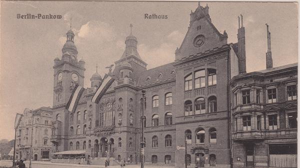 Das Rathaus Pankow um 1910 mit Adler.