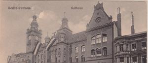 Das Rathaus Pankow um 1910 mit Adler.