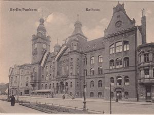 Das Rathaus Pankow um 1910 mit Adler.