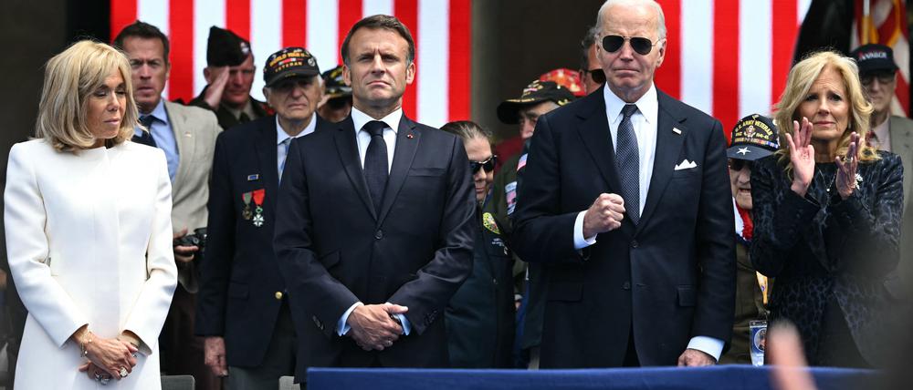 US-Präsident Joe Biden mit First Lady Jill Biden und Frankreichs Präsident Emmanuel Macron mit seiner Ehefrau Brigitte Macron bei den Feierlichkeiten zum „D-Day“.