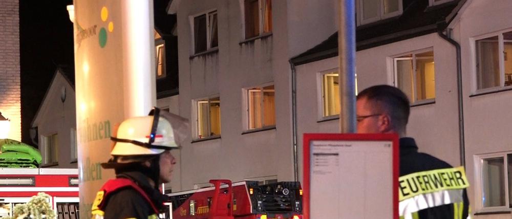 Oyten, Niedersachsen: Feuerwehrleute nach einem Brand in einem Seniorenheim