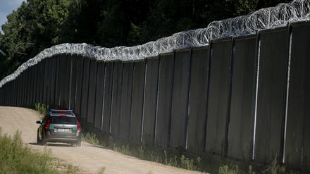Ein Fahrzeug der polnische Grenzschützer fährt am Grenzzaun auf der polnischen Seite zu Belarus entlang.