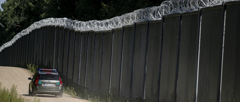 Ein Fahrzeug der polnische Grenzschützer fährt am Grenzzaun auf der polnischen Seite zu Belarus entlang.