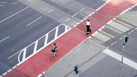 Radfahrer und E-Rollerfahrer auf einem Radweg auf der M√ºllerstra√üe Ecke Seestra√üe. Symbolfoto, Themenfoto Berlin, 18.07.2023 *** Cyclist and E scooter rider on a bike path on M√ºllerstra√üe corner Seestra√üe symbol photo, theme photo Berlin, 18 07 2023 Foto:xS.xGabschx/xFuturexImage