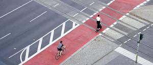 Radfahrer und E-Rollerfahrer auf einem Radweg auf der M√ºllerstra√üe Ecke Seestra√üe. Symbolfoto, Themenfoto Berlin, 18.07.2023 *** Cyclist and E scooter rider on a bike path on M√ºllerstra√üe corner Seestra√üe symbol photo, theme photo Berlin, 18 07 2023 Foto:xS.xGabschx/xFuturexImage
