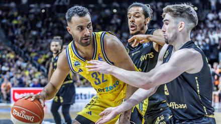 Johannes Thiemann (links) gab trotz Knieschmerzen alles gegen Wes van Beck und Kevin Yebo. 