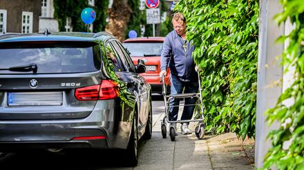 Parkende Autos auf Gehweg.