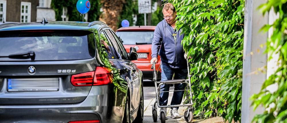 Anwohner können nun unter bestimmten Umständen von Straßenverkehrsbehörden verlangen, dass sie gegen Autos auf Gehwegen vorgehen.