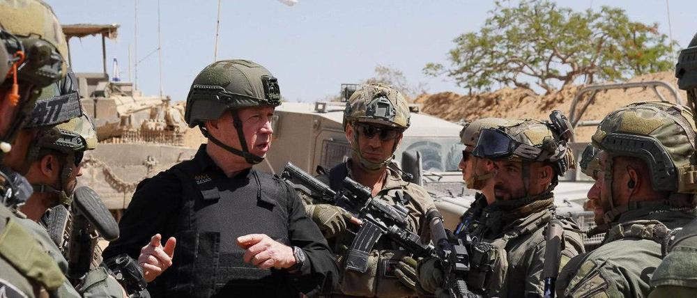Israels Verteidigungsminister Yoav Gallant beim Truppenbesuch in Rafah.