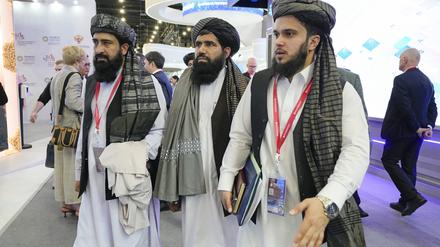 Abdul Hanan Omari (M), amtierender Arbeits- und Sozialminister der von den Taliban geführten afghanischen Regierung, und Vertreter der Taliban kommen zum Internationalen Wirtschaftsforum. 