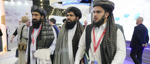 Abdul Hanan Omari (M), amtierender Arbeits- und Sozialminister der von den Taliban geführten afghanischen Regierung, und Vertreter der Taliban kommen zum Internationalen Wirtschaftsforum. 