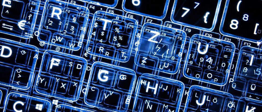 ARCHIV - 11.01.2019, Baden-Württemberg, Neckarsulm: ILLUSTRATION - Tasten einer beleuchteten Tastatur (Aufnahme mit Zoomeffekt). Das Risiko einer flächendeckenden Cyberattacke ist nach Einschätzung der Munich Re mittlerweile so groß, dass ein staatlicher Schutzschirm sinnvoll wäre. (zu dpa: «41-Jährige soll Millionen aus Anlagebetrug überwiesen haben - U-Haft») Foto: Sebastian Gollnow/dpa +++ dpa-Bildfunk +++