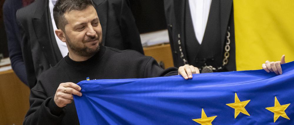 Einem Medienbericht zufolge gibt es sehr positive Signale von der EU für die Regierung von Ministerpräsident Wolodymyr Selenskyj in Kiew.