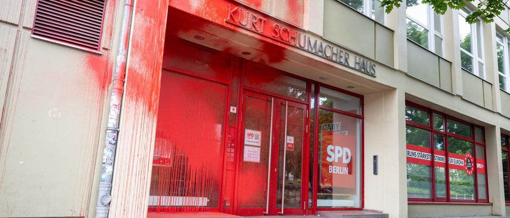 Die Fassade vom Kurt-Schumacher-Haus, dem Sitz der Berliner SPD-Zentrale, ist nach einem Farbanschlag mit roter Farbe beschmiert.