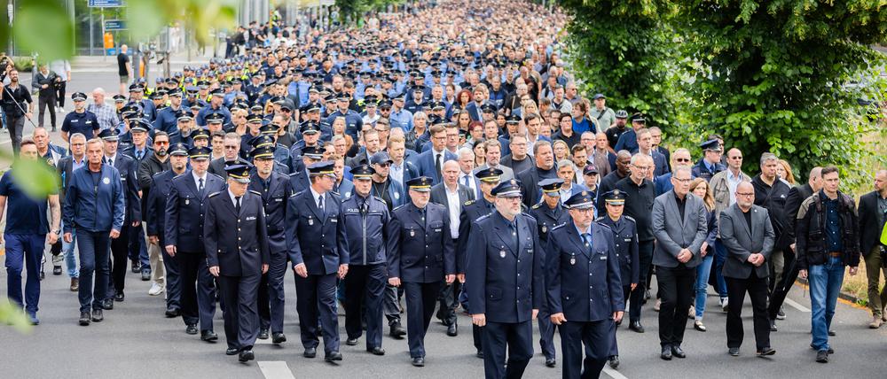Eindrucksvolles Gedenken: Tausende Polizisten und viele weiter Bürger gedenken des getöteten Mannheimer Polizisten Rouven L.