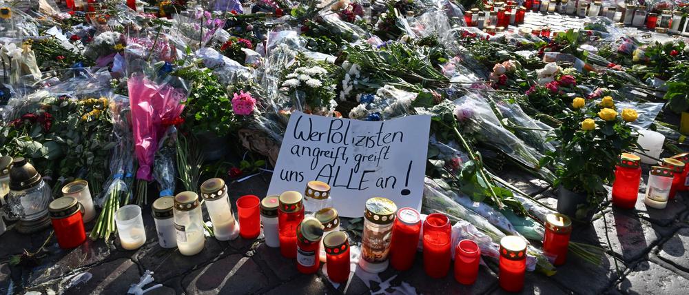 Auf dem Mannheimer Marktplatz wird an den  durch einen Messerangriff getöteten Polizisten erinnert.