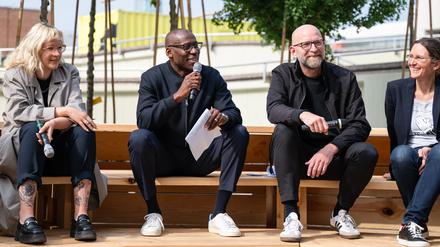 Senator Joe Chialo (mit Mikro) und Kulturprojektechef Moritz von Dülmen mit Kulturleuten am Kulturforum.