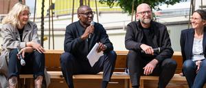 Senator Joe Chialo (mit Mikro) und Kulturprojektechef Moritz von Dülmen mit Kulturleuten am Kulturforum.