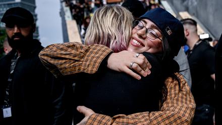 07.06.2024, Berlin: Die US-amerikanische Sängerin Billie Eilish (r) umarmt einen Fan. Die Künstlerin möchte bei einer Werbeaktion auf ihr neues Album «hit me hard and soft» aufmerksam machen. Foto: Britta Pedersen/dpa +++ dpa-Bildfunk +++