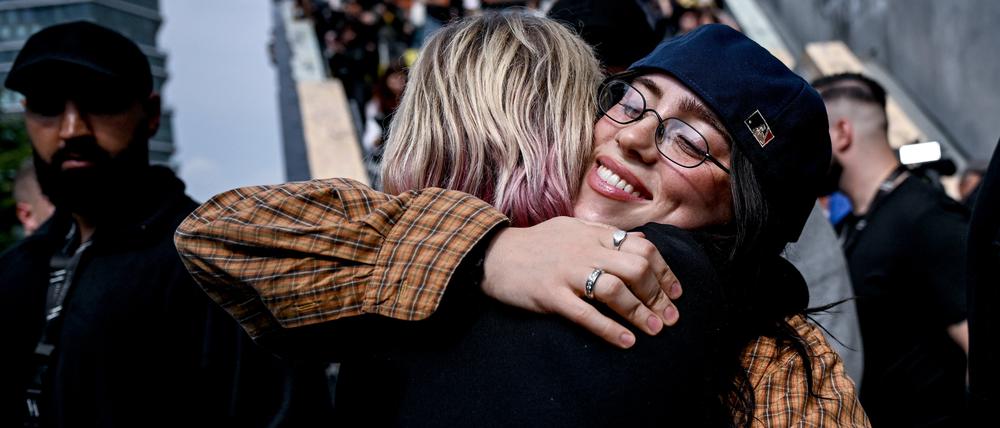 07.06.2024, Berlin: Die US-amerikanische Sängerin Billie Eilish (r) umarmt einen Fan. Die Künstlerin möchte bei einer Werbeaktion auf ihr neues Album «hit me hard and soft» aufmerksam machen. Foto: Britta Pedersen/dpa +++ dpa-Bildfunk +++
