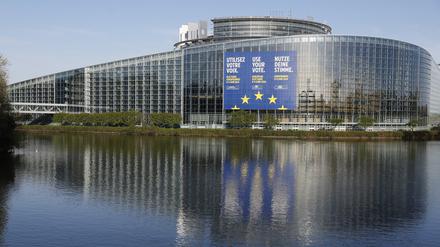 Eine riesige Leinwand, die für die Europa-Wahlen wirbt, ist am Europäischen Parlament in Straßburg zu sehen. 