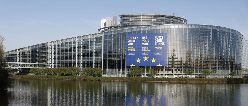 Eine riesige Leinwand, die für die Europa-Wahlen wirbt, ist am Europäischen Parlament in Straßburg zu sehen. 
