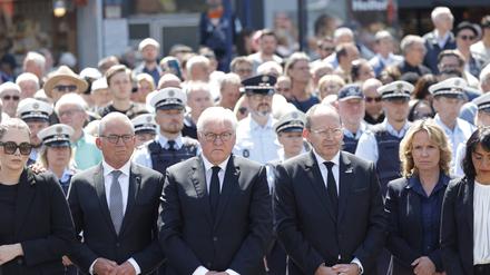 Nach der tödlichen Messerattacke am Marktplatz in Mannheim auf den Polizeibeamten Rouven L. kommt es zur Kundgebung mit Schweigeminute unter Beteiligung von Bundespräsident Frank-Walter Steinmeier.