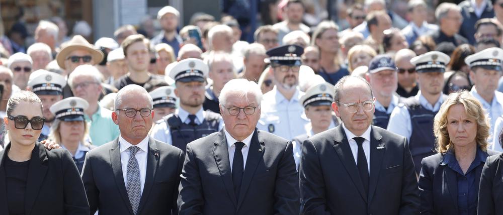 Nach der tödlichen Messerattacke am Marktplatz in Mannheim auf den Polizeibeamten Rouven L. kommt es zur Kundgebung mit Schweigeminute unter Beteiligung von Bundespräsident Frank-Walter Steinmeier.
