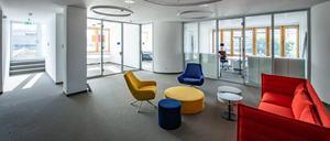 Ein Loungebereich in der neuen Zentrale der Berliner Wohnungsbaugesellschaft Mitte.