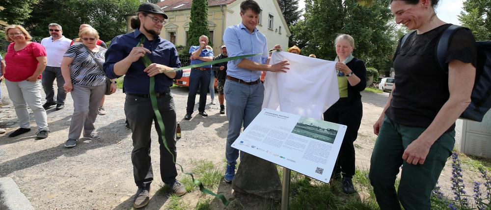 18 Schilder an 15 Standorten, wie hier im Fischerkiez in Fahrland, auf Deutsch und Englisch erläutern Hintergründe zu den Orten. 