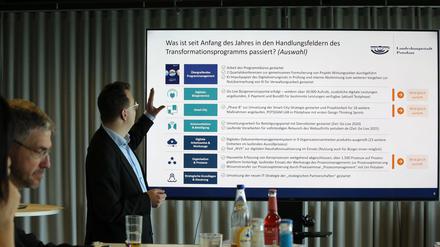 Oberbürgermeister Mike Schubert (links) und Michael Hantzsche stellen den Stand der Transformationsprogramme der Landeshauptstadt Potsdam vor.