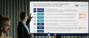 Oberbürgermeister Mike Schubert (links) und Michael Hantzsche stellen den Stand der Transformationsprogramme der Landeshauptstadt Potsdam vor.