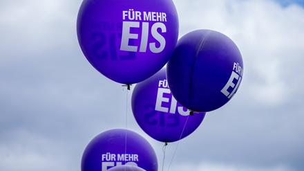 Mit dem Slogen „Mehr für Eis“ hat die Partei Volt Europa für sich für die Europawahl beworben und Eis am Stiel verteilt. 