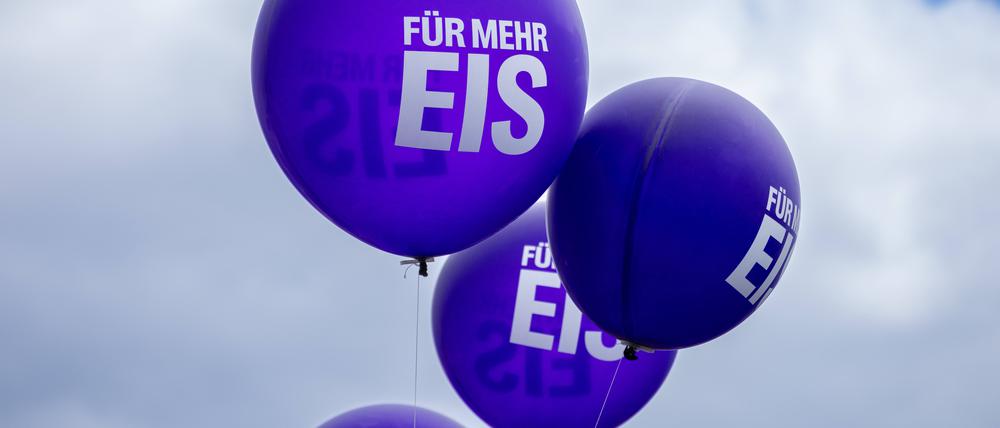 Mit dem Slogen „Mehr für Eis“ hat die Partei Volt Europa für sich für die Europawahl beworben und Eis am Stiel verteilt.