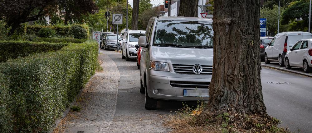 Viele Gehwege wie hier in Berlin Reinickendorf sind extrem schmal und von Autos zugeparkt.