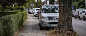 Viele Gehwege wie hier in Berlin Reinickendorf sind extrem schmal und von Autos zugeparkt.