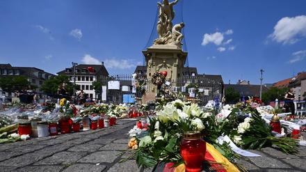 Ein Trauerkranz des Bundespräsidenten liegt auf dem Marktplatz in Mannhei.. Bei einer Gedenkminute hatte der Bundespräsident den Kranz niedergelegt. Eine Woche zuvor wurde auf dem Platz ein Polizist bei einem Messerangriff getötet.