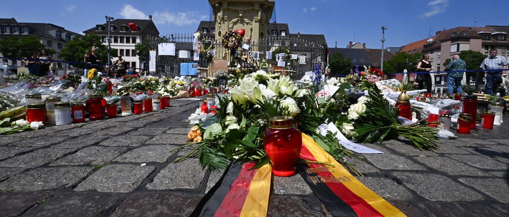 Ein Trauerkranz des Bundespräsidenten liegt auf dem Marktplatz in Mannhei.. Bei einer Gedenkminute hatte der Bundespräsident den Kranz niedergelegt. Eine Woche zuvor wurde auf dem Platz ein Polizist bei einem Messerangriff getötet.