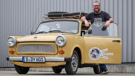 Der Berliner Jan-Erik Nord steht an seinem Trabant 601. Mit dem Fahrzeug sollen auf einer 6000 Kilometer langen Tour durch die USA Spenden für die an der sehr seltenen Schmetterlingskrankheit erkrankte Käthe gesammelt werden.