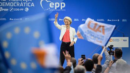 Ursula von der Leyen lässt sich feiern. 
