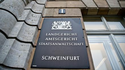 „Landgericht, Amtsgericht, Staatsanwaltschaft“ ist auf einer Tafel am Eingang vom Landgericht in Schweinfurt zu lesen (Symbolbild).